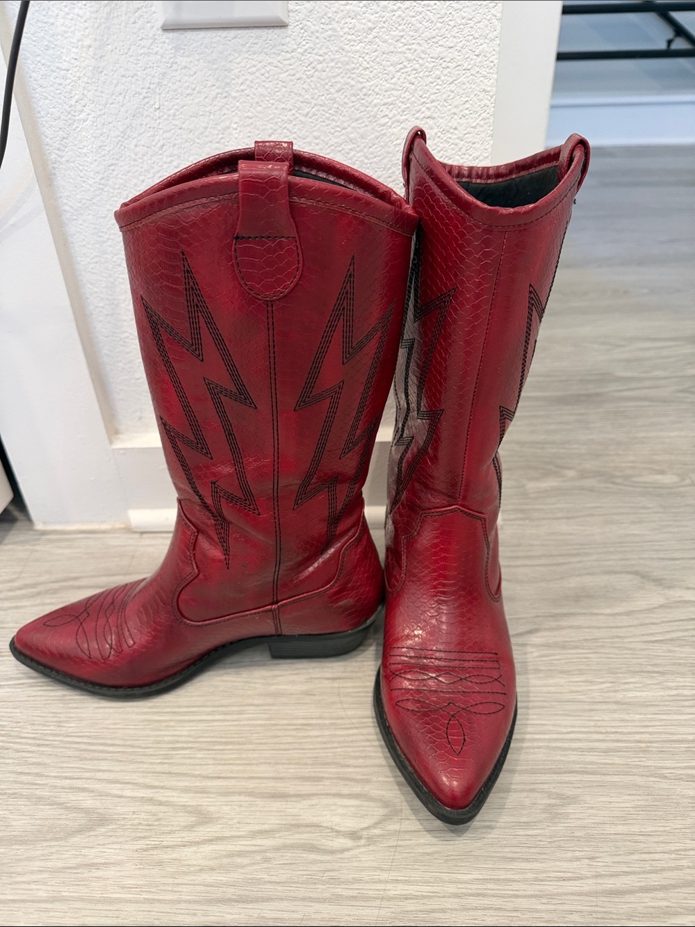 Women's Red Western Cowboy Boots - Stylish Pointed-Toe Design